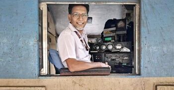 ক্রসিংয়ে আটকে গেলো অটোরিকশা, ট্রেন থামিয়ে ৫ প্রাণ বাঁচালেন চালক