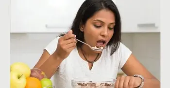 সকালের নাস্তা দেরিতে করছেন? বাড়তে পারে হজমের সমস্যা