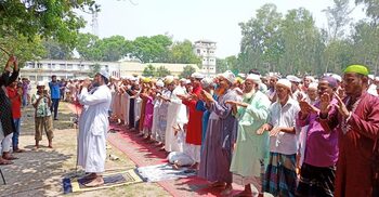 বৃষ্টির জন্য ইসতিসকার নামাজে কাঁদলেন হাজারো মুসল্লি