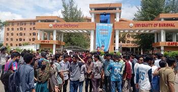 বরিশাল-কুয়াকাটা মহাসড়ক অবরোধ ববি শিক্ষার্থীদের