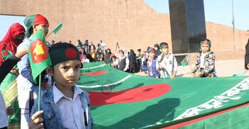 বুদ্ধিজীবীদের শ্রদ্ধা জানাতে শিক্ষার্থী-সাধারণ মানুষের ঢল