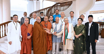 প্রধান উপদেষ্টার সঙ্গে বৌদ্ধ ধর্মীয় নেতাদের শুভেচ্ছা বিনিময়