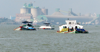 থামছে না রাতের বাল্কহেড, কাটছে না আতঙ্ক