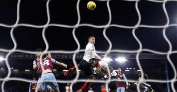 Morris scores late equaliser to rescue point for Luton at Burnley