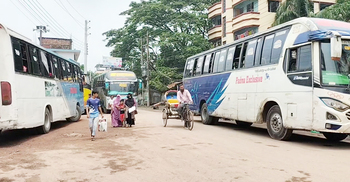 দুদিন পর ঢাকা-চাঁদপুর রুটে বাস চলাচল শুরু