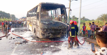 বাসের নিচে মোটরসাইকেল, ট্যাংক বিস্ফোরণে পুড়ে ছাই পুরো বাস