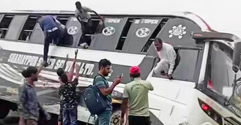 নিয়ন্ত্রণ হারিয়ে খাদে বাস, অল্পে রক্ষা ২০ যাত্রীর প্রাণ