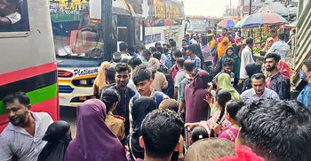 যাত্রীতে ঠাসা বাসস্ট্যান্ড, ফাঁকা ঢাকা-চট্টগ্রাম মহাসড়ক