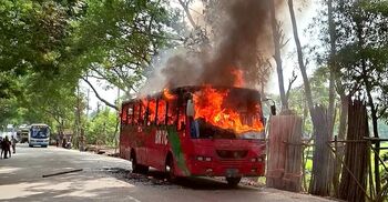 বরিশালে বিআরটিসির চলন্ত বাসে আগুন, প্রাণে বাঁচলেন যাত্রীরা