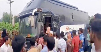 বাস-ট্রাক সংঘর্ষ, প্রাণে বাঁচলেন অর্ধশত যাত্রী