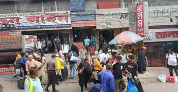 কাউন্টারে যাত্রীর চাপ, সময় মতো ছাড়ছে না গাড়ি