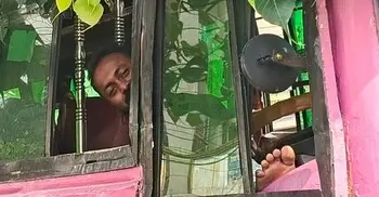 তেল নেই, যাত্রী নেই—একা বসে অপেক্ষায় ক্লান্ত চালক