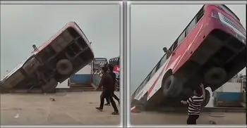 নদীর ৩০ ফুট গভীরে তলিয়ে যায় বাসটি