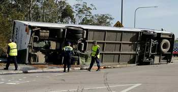10 people killed in wedding bus crash in Australia