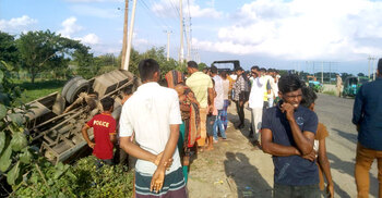 নিয়ন্ত্রণ হারিয়ে বাস খাদে, আহত ২৫