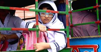 বৃহস্পতিবার ক্লাসে আসতে ‘নিরুৎসাহিত’ করছে অনেক স্কুল