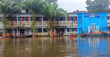 বানভাসিদের রসদ যোগাতে হিমশিম খাচ্ছেন শিক্ষার্থীরা