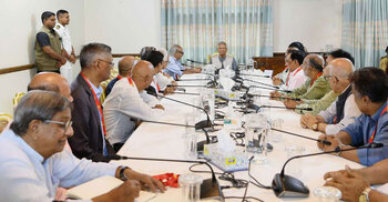 Yunus meets with editors