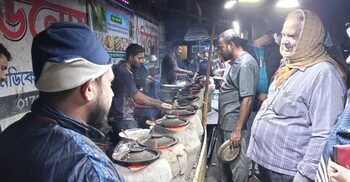 শীতে খুলনায় জমে উঠেছে পিঠা বিক্রি