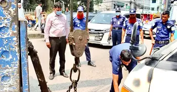 প্রধান সড়কে অবৈধভাবে পার্কিং করে যানজট সৃষ্টি, ১৬ গাড়ি জব্দ