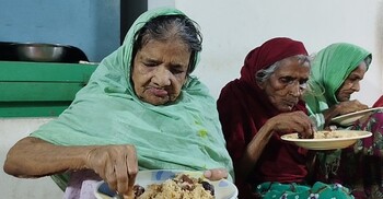 বৃদ্ধাশ্রমে মায়েদের ইফতার