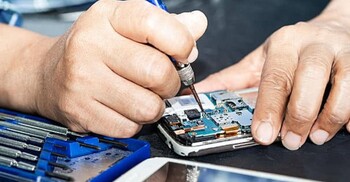 বিপদ এড়াতে সার্ভিসিংয়ে দেওয়ার আগে ফোনের এই সেটিংস অন করুন