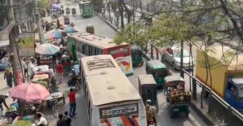 কোমর না বাঁকিয়ে চলতে পারে না ঢাকার বাস