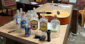 জাবিতে র‍্যাগজোনে মদ-গাঁজা জব্দ, সিলগালা