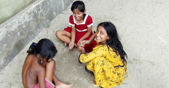 স্কুলের অভাবে শিক্ষা বঞ্চিত শিশুরা