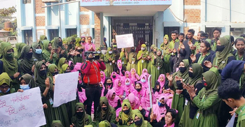 তিন ছাত্রীর হিজাব কাটায় কুমিল্লা নার্সিং কলেজে বিক্ষোভ