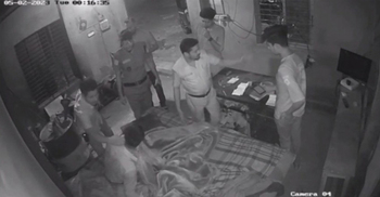 ঘুমন্ত শিক্ষার্থীকে ডেকে তুলে মারধর করলেন এসআই