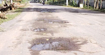 তিন বছরেই বেহাল ৯ কোটি টাকার রাস্তা