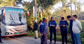 চুয়াডাঙ্গায় মহাসড়কে গাছ ফেলে যাত্রীবাহী বাসে ডাকাতি