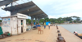 রিমালের প্রভাবে চাঁদপুর থেকে সব রুটে নৌযান চলাচল বন্ধ