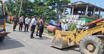 চাঁদপুরে সড়কের পাশের শতাধিক স্থাপনা উচ্ছেদ