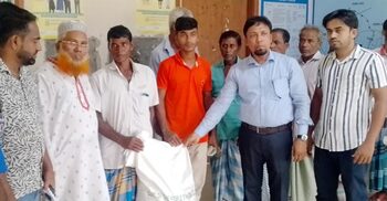 চাঁদপুরে সরকারি খাদ্য সহায়তা পেলেন ৪৫ হাজার জেলে