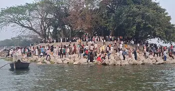 চাঁদপুরে পর্যটকে মুখর তিন নদীর মোহনা