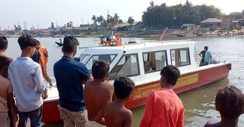 ডাকাতিয়ায় ইঞ্জিনচালিত নৌকায় ধাক্কা লেগে স্কুলছাত্র নিখোঁজ