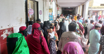 হাসপাতালের গেটে দ্বিগুণ দামে টিকিট বিক্রির রমরমা বাণিজ্য