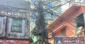 বিদ্যুতের অপরিকল্পিত খুঁটি-তারে ঝুঁকিতে চাঁদপুর শহরবাসী