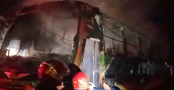 চাঁদপুরে অজানা আগুনে পুড়লো পার্কিং করা তিন বাস