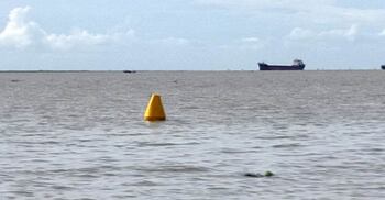 মেঘনায় ১৮ হাজার বস্তা সিমেন্টসহ ডুবে গেছে লাইটার জাহাজ