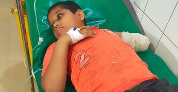 গাড়িচাপায় আহত শিশু হাসপাতালে, সড়কে পড়ে রইলো বিচ্ছিন্ন হাত