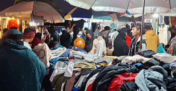 চাঁদপুরে জেঁকে বসেছে শীত, ফুটপাতে জমজমাট কেনাকাটা