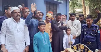 প্যারোলে মুক্তি পেয়ে মায়ের জানাজায় সাবেক পৌর মেয়র মাহফুজুল হক