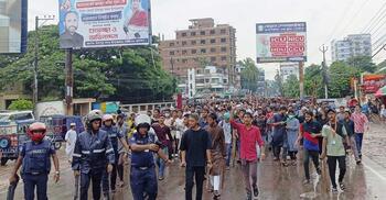 চাঁদপুরে পুলিশ পাহারায় শিক্ষার্থীদের বিক্ষোভ