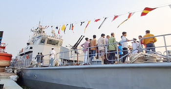 চাঁদপুরে সশস্ত্র বাহিনী দিবসে যুদ্ধজাহাজ জনসাধারণের জন্য উন্মুক্ত