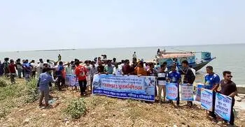 মেঘনায় অবৈধ বালু উত্তোলনে ভাঙন আতঙ্ক, এলাকাবাসীর মানববন্ধন