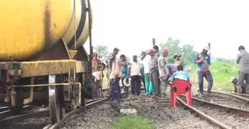 ৮ ঘণ্টা পর রাজশাহী-গোমস্তাপুর রুটে ট্রেন চলাচল স্বাভাবিক