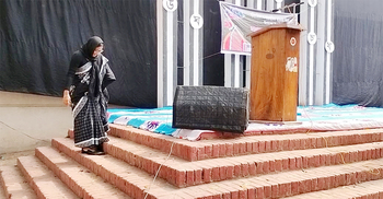 শহীদ মিনারে জুতা পায়ে সরকারি কর্মকর্তারা